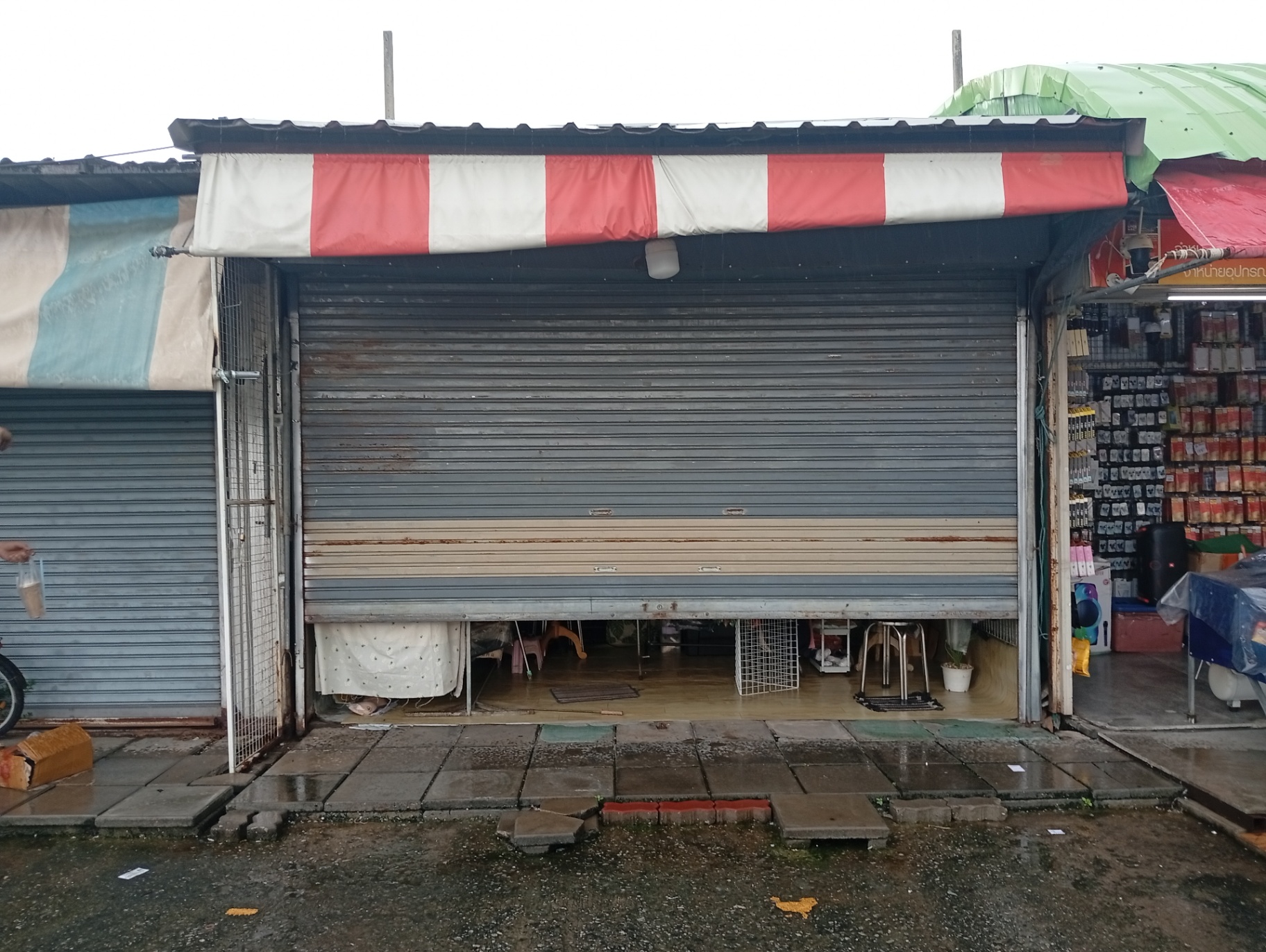 เซ้งร้านมีหลังคาประตูเหล็ก