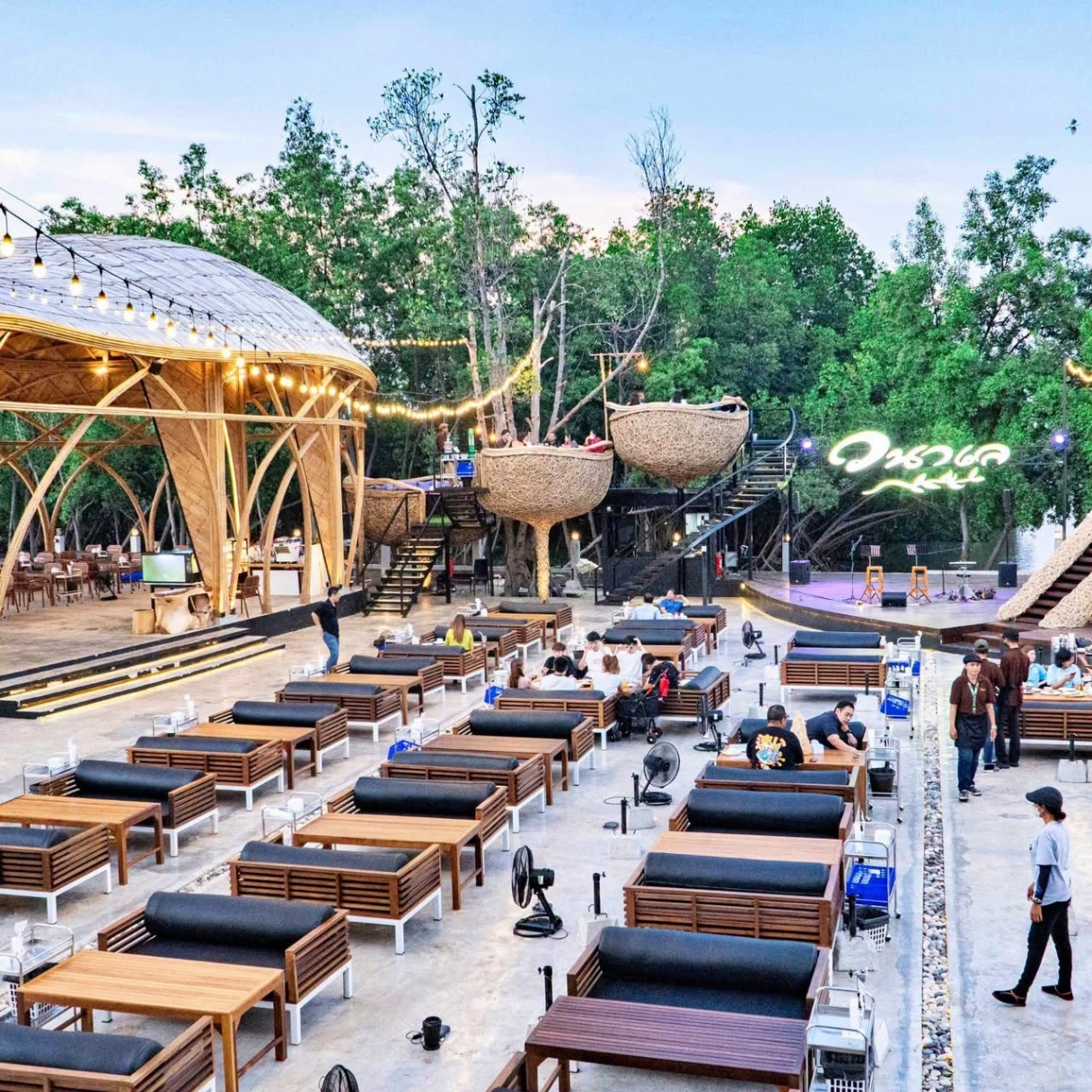 เซ้ง ร้านวนาเลซีฟู้ด บางขุนเทียน ชายทะเล บรรยากาศติดคลอง พิทยาลงกรณ์ และ ป่าชายเลน