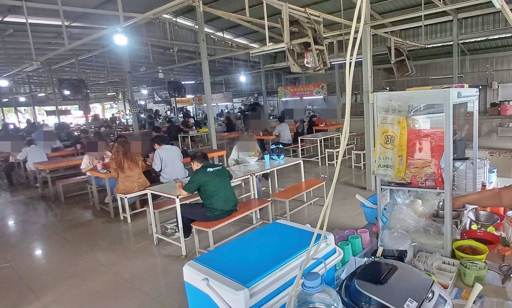 เซ้งร้านก๋วยเตี๋ยวเนื้อ ตลาดเครือบุญ ในศูนย์อาหาร ตรงข้ามปั๊ม ปตท. ใกล้การไฟฟ้านวลจันทร์