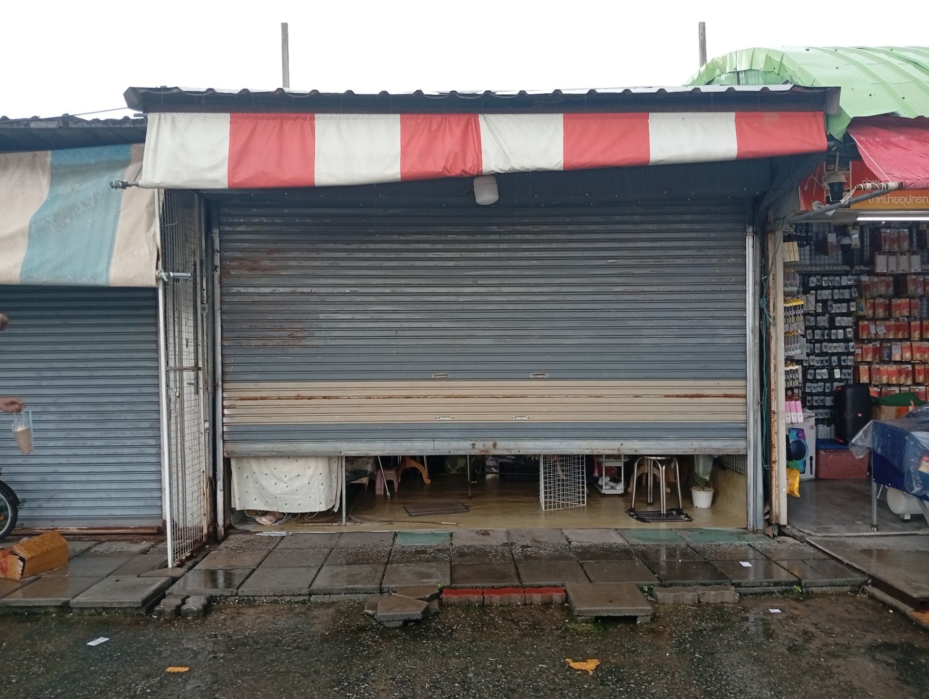 เซ้งร้านมีหลังคาประตูเหล็ก